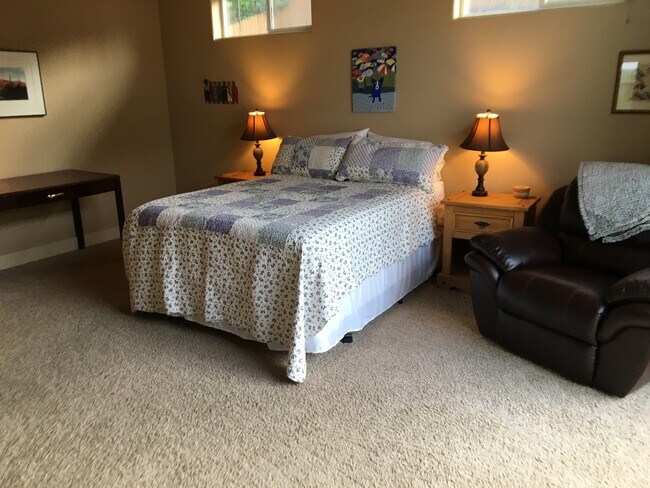 queen bed - 5348 W Hill Rd