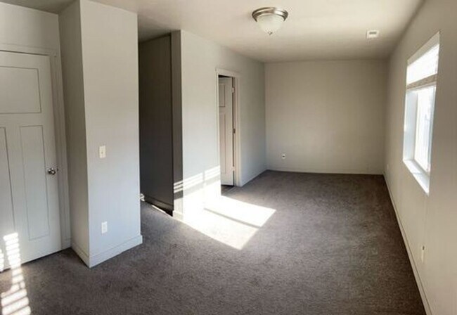 Building Photo - Darling Vineyard 2 Story Townhome