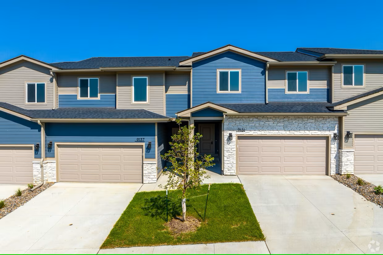 Primary Photo - Luxury Newer Construction Townhome with At...
