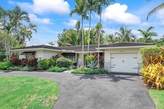 Building Photo - 700 Vilabella Ave