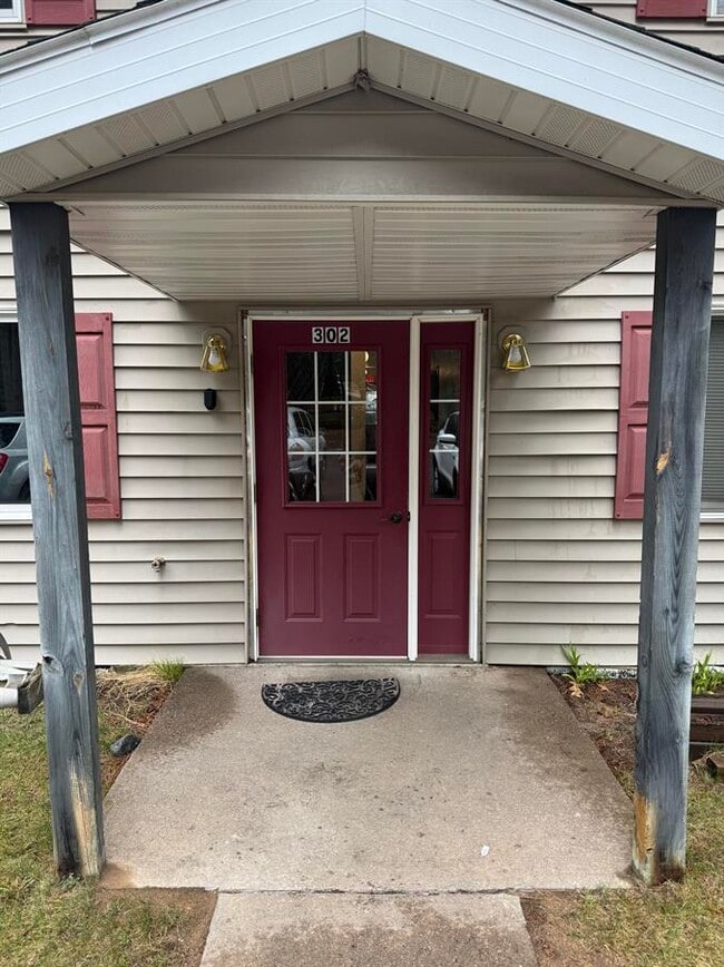 Building Photo - 302 Balsam St