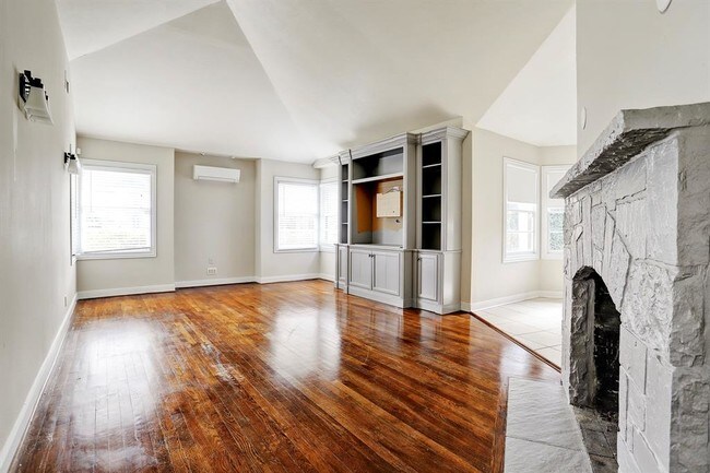 Foto del edificio - 5464 Sugar Hill Dr