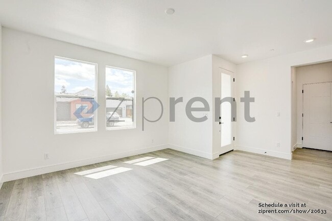 Building Photo - Unit
