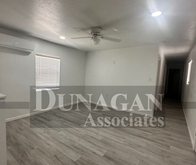 Building Photo - 2 Bedroom, 1 Bath apartment