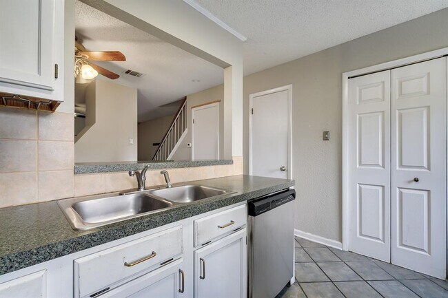 Foto del edificio - 1411 Gracy Farms Ln