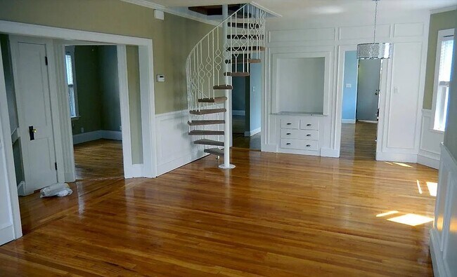 Foto del edificio - 211 Powder House Blvd