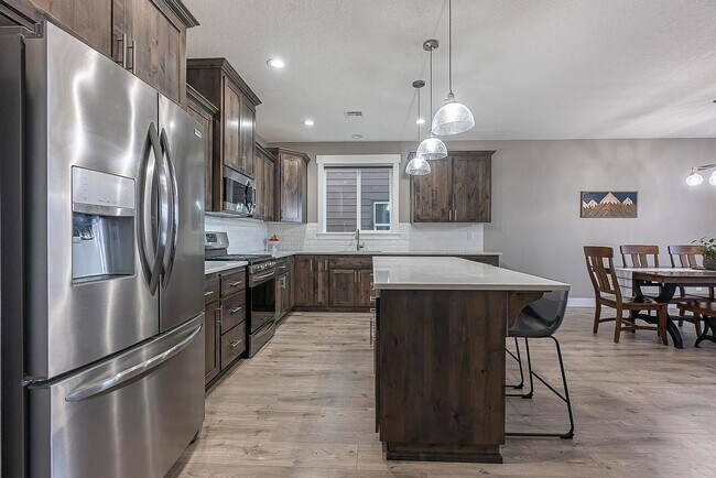 Foto del edificio - Modern 4BD/3BA Rental with Garage & Fenced...