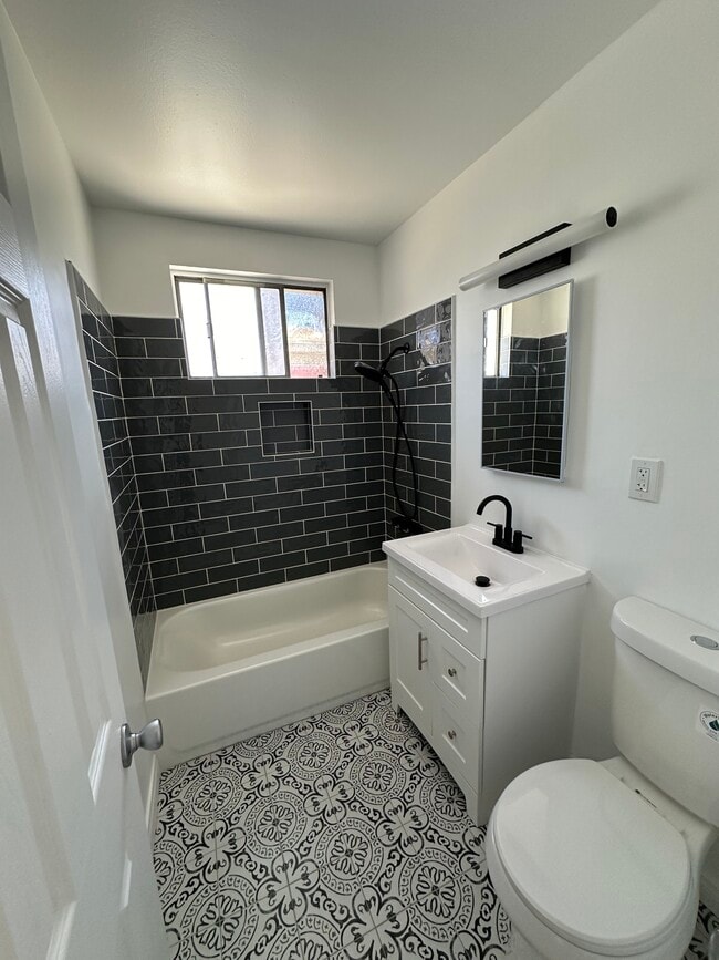 Building Photo - 1001 N Gay St