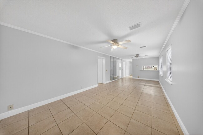 Foto del edificio - 5300 Treetops Dr