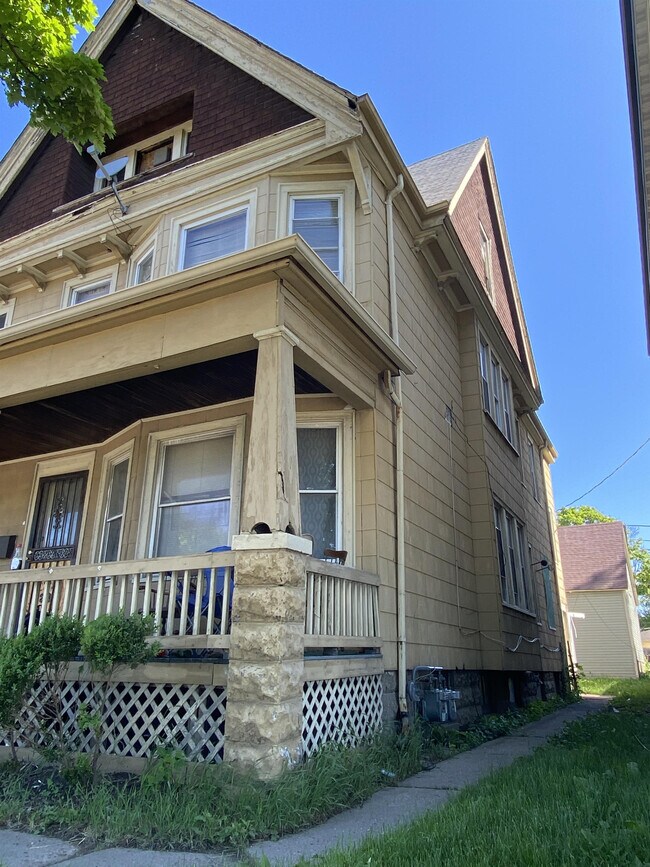 Building Photo - 4148 W Lisbon Ave