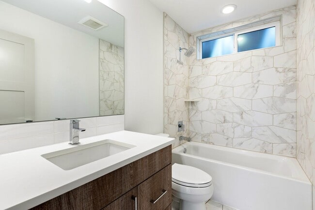 Building Photo - Modern 3-Bedroom Townhome with Rooftop Deck in NE Seattle