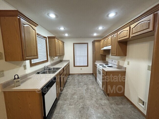 Foto del edificio - 121 Oakwood Dr