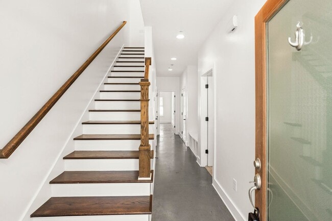 Foto del edificio - Beautiful Townhome in PRIME Location