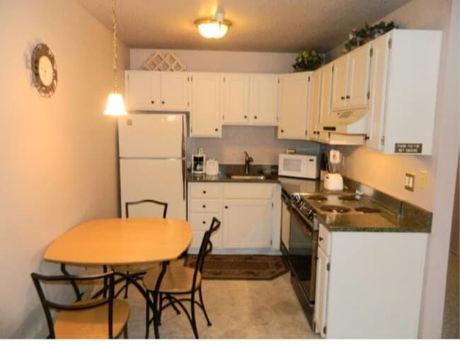 Foto del edificio - Perfectly Located Carriage House Condo