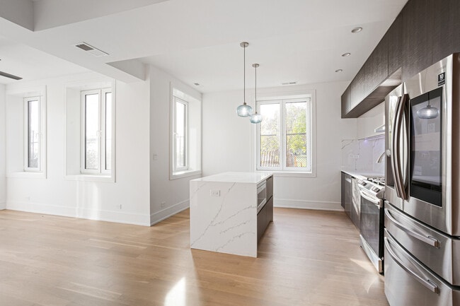 Foto del edificio - 7729 N Eastlake Terrace