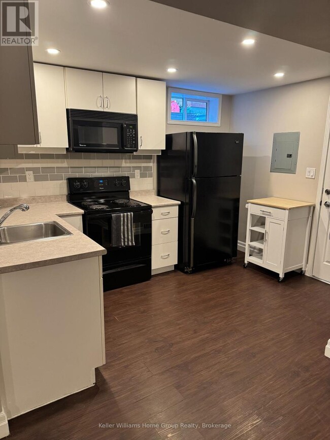 Building Photo - 517 McTavish St