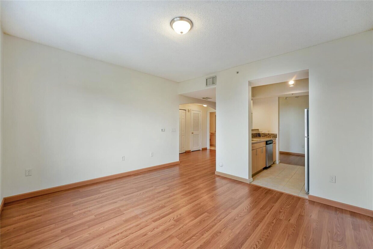 Primary Photo - 533 NE 3rd Ave