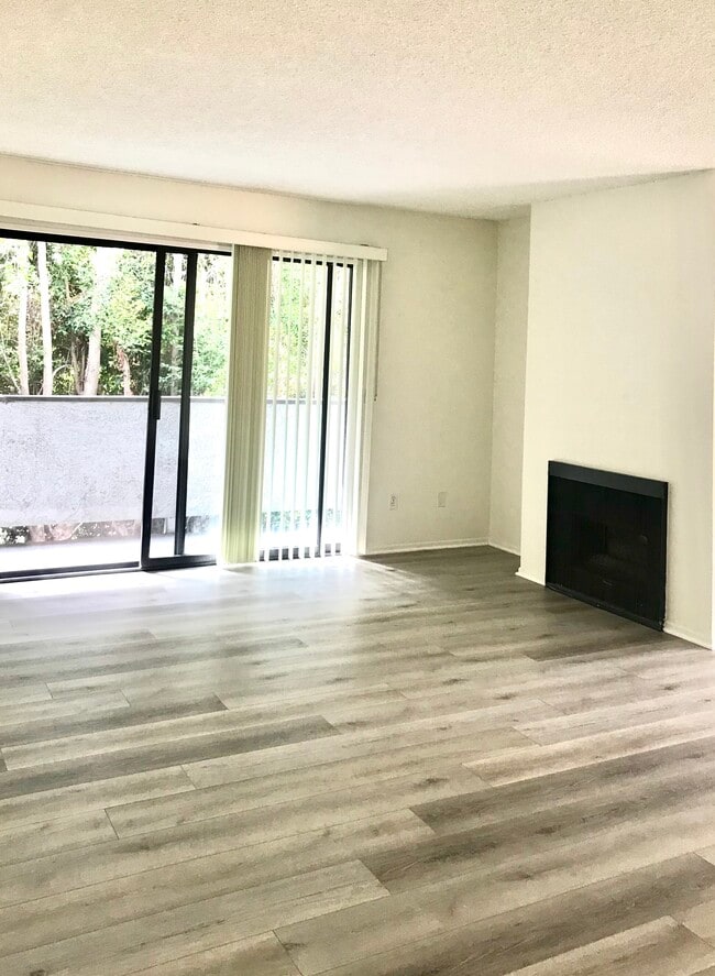 Full length balcony/Gas fireplace - 5263 Corteen Pl