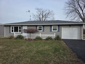 Building Photo - 520 Eastview Dr