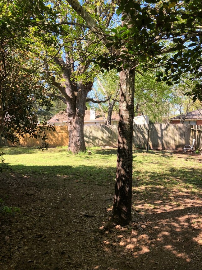 Building Photo - Updated 3 Bed House with Fenced Yard & Garage