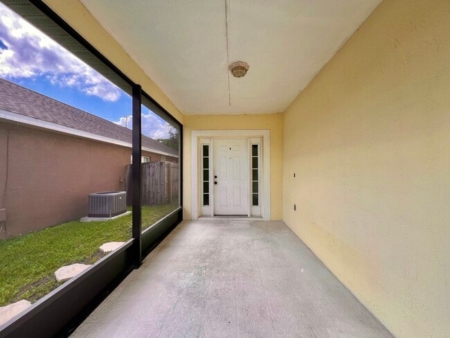 Building Photo - Beautifully Updated 4 bed 2 bath 2 car gar...