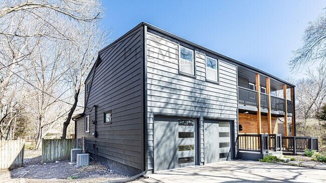 Building Photo - 7509 Lamar Ave