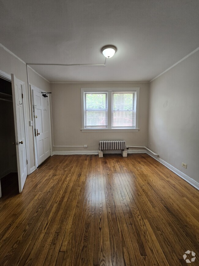 Building Photo - 6910 N Ravenswood Ave