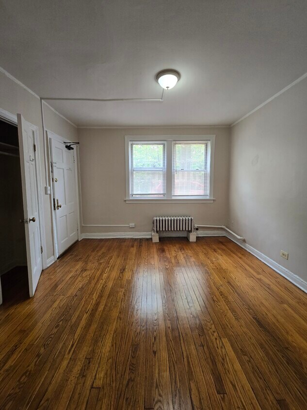 Foto principal - 6910 N Ravenswood Ave