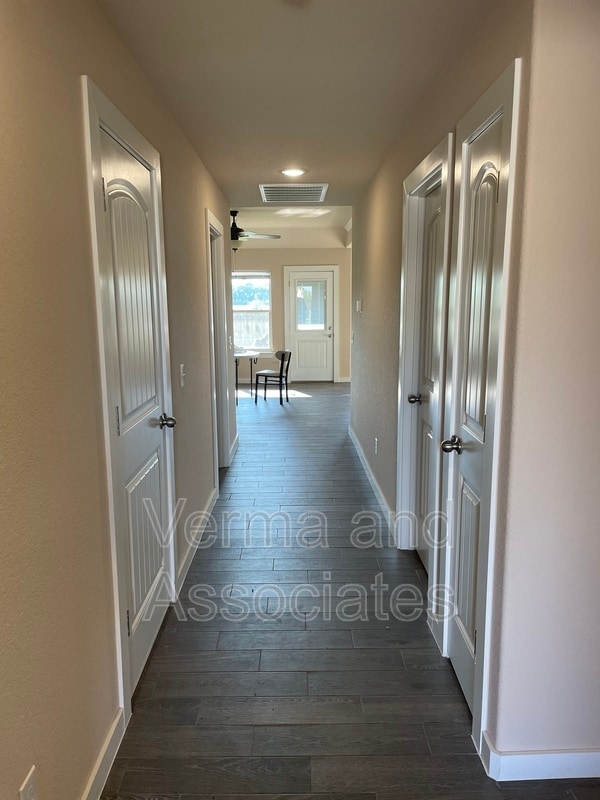 Foto del edificio - 463 Barbet Dr