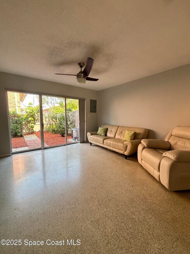 Foto del edificio - 112 E Colonial Ct