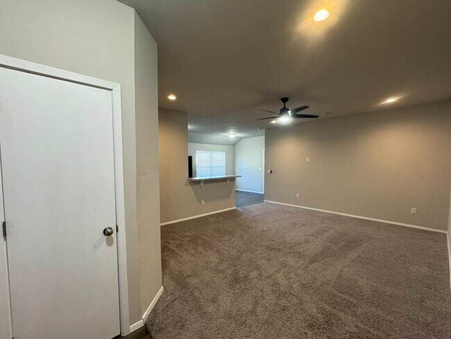 Foto del edificio - 3BD/2BTH Home Minutes from Lake El Reno!