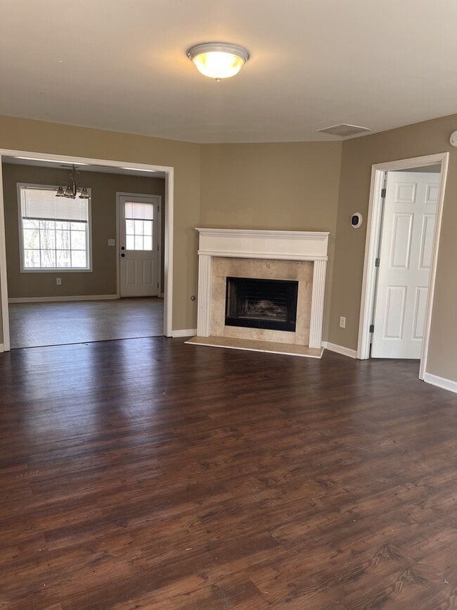 Building Photo - Cute Ranch Home with Fenced in Back yard!