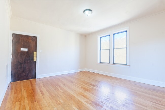 Building Photo - 1028 E Hyde Park Blvd