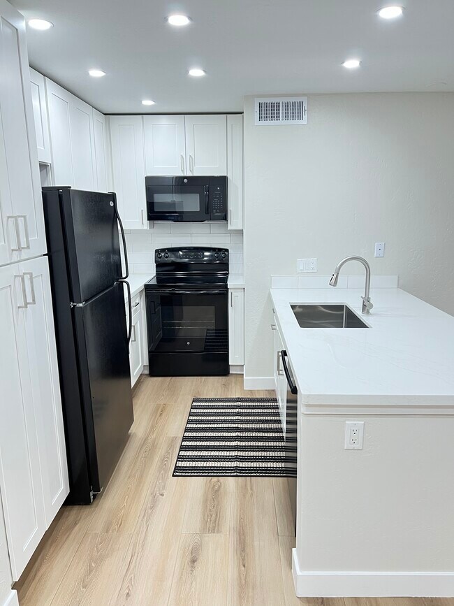 Encimeras de cuarzo nuevas en la cocina, grifo, fregadero profundo de acero inoxidable, microondas nuevo, lavavajillas Bosch. - 2935 N 68th St