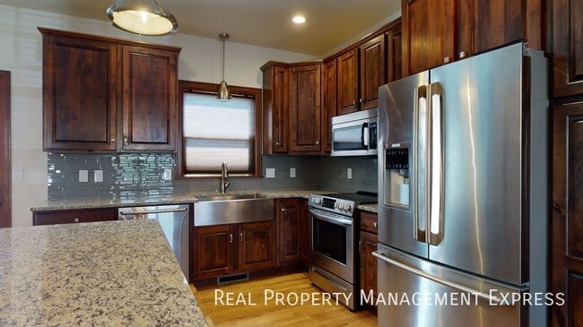 Foto del edificio - Beautiful 4 Bed 3.5 Bath House with 3-stall attached garage and fenced backyard on West side
