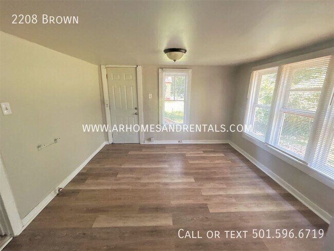Building Photo - 2208 Brown | $795 | 3 beds, 1 full bath