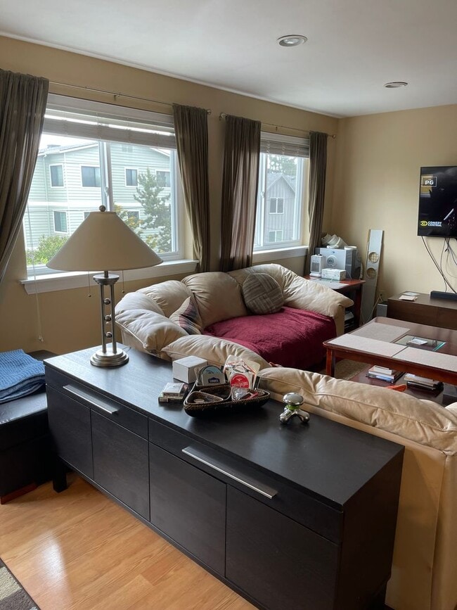 Building Photo - Bright & Spacious Top-Floor Condo in Greenwood!