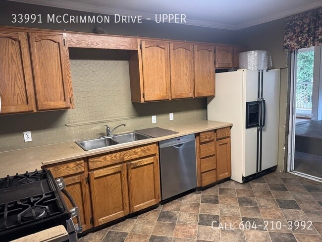 Building Photo - Large Upper Home