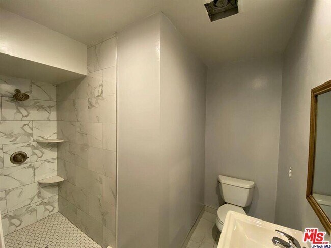 Building Photo - 2510 Risa Dr