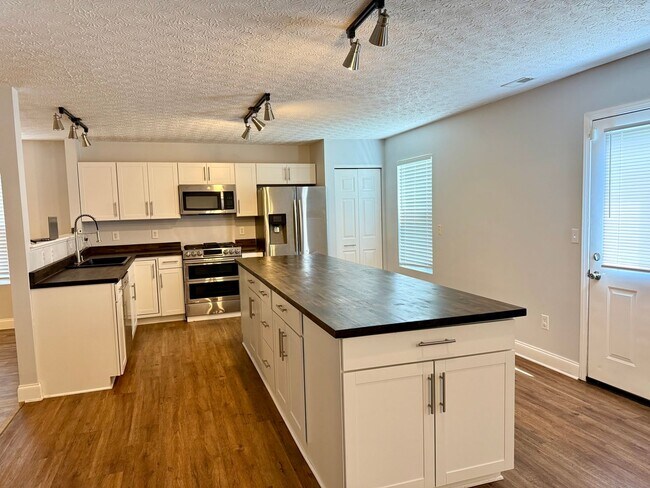 Building Photo - Spacious 4-Bedroom Home in the Licking Heights School District