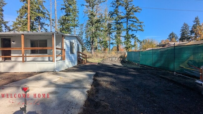 Building Photo - Huge fenced lot - bring your boat, trucks,...