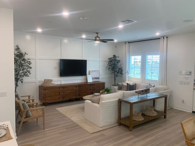 Foto del edificio - 4-Bedroom Home Available NOW in Valencia's Five Points Community!