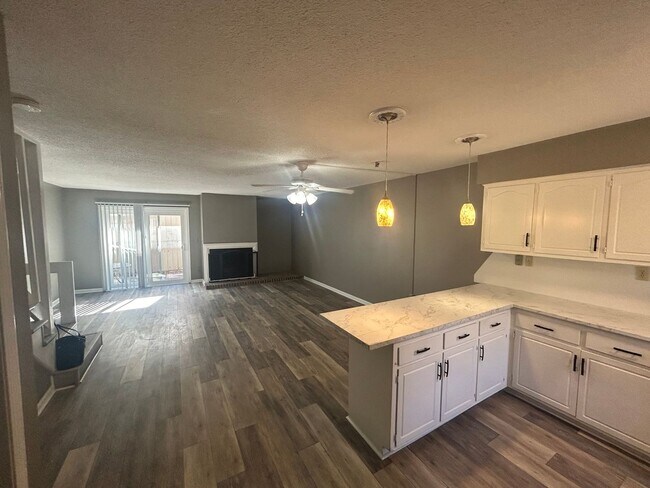 Building Photo - Amazing remolded Kitchen, 2 bedrooms and 2...