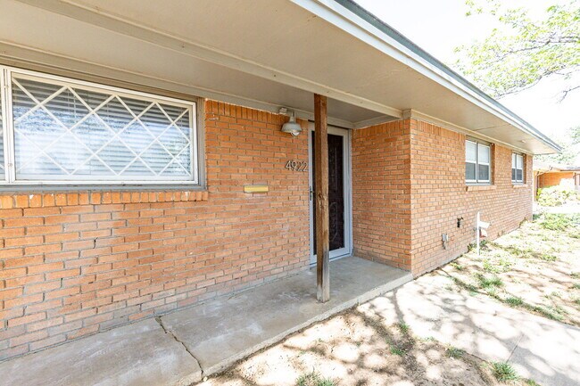 Building Photo - Newly remodeled 3/2/2 in north Lubbock!