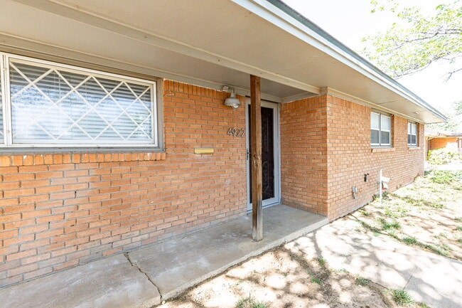 Building Photo - Newly remodeled 3/2/2 in north Lubbock!  M...