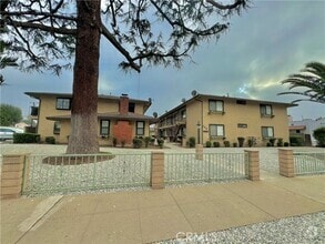 Building Photo - 596 N Valencia Pl