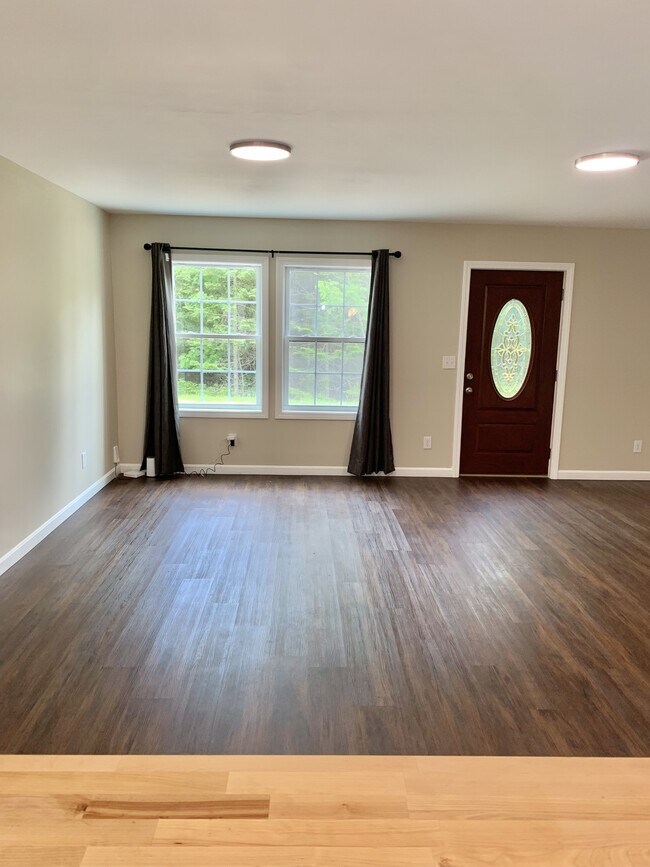 Building Photo - 16 Oak Ridge Ln