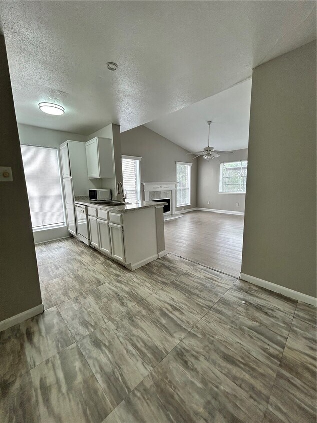 Foto del edificio - 3900 Woodchase Dr