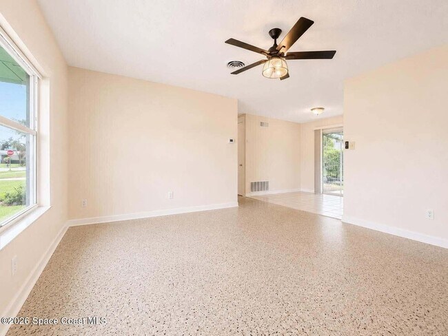Foto del edificio - 2028 Rollins Dr