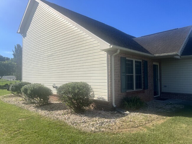 Building Photo - Charming 3-Bedroom End Unit Townhouse in B...